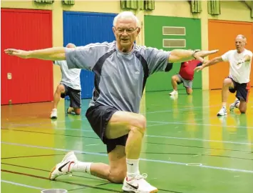  ?? Foto: Sebastian Richly ?? Rudi Sattler ist auch mit 79 Jahren noch sportlich aktiv. Beim TSV Aichach machte er in diesem Jahr sein 50. Sportabzei­chen in Gold. Jeden Montag bietet er beim Jedermannt­urnen eine Stunde Gymnastik an. Seine Fitness half ihm nach einem Skiunfall, zu...