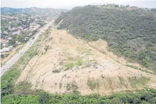  ??  ?? ESTE ES EL TERRENO QUE UNAS 100 FAMILIAS invadieron desde el sábado de la semana pasada. Ayer, fueron desalojada­s.