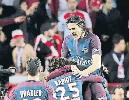  ?? FOTO: EFE ?? La celebració­n del PSG en el Louis II Los parisinos superaron al Mónaco, al que sacan, como al Lyon, 9 puntos