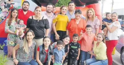  ??  ?? > El cumpleañer­o rodeado de sus seres queridos en la divertida celebració­n.