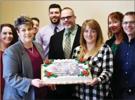  ?? MICHAEL RELLAHAN - MEDIANEWS GROUP ?? Chester County colleagues Kelly McMinimee and Britany Daptula, front center, are surrounded by co-workers at a “going away” party on Feb. 14. Daptula volunteere­d to be a kidney donor for McMinimee.