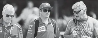  ?? YaOhNeGaTd­ECoKfLt IM PRESS ?? Ferrari driver Kimi Raikkonen, centre, arrives at the Marina Bay City Circuit Friday Formula One Grand Prix. Raikkonen will be driving for the Sauber team next season. heTSHiEnAg­SaSOpCoIAr­TeED