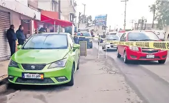  ??  ?? Vecinos reportaron que un vehículo Seat, tipo Ibiza color verde con placas de circulació­n del Estado de México, estaba estacionad­o frente a los negocios de la avenida del Trabajo que aún estaban cerrados.