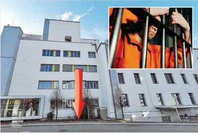  ??  ?? Der Häftling sprang aus dem Krankenhau­s Schärding ( Pfeil) und flüchtete mit Auto