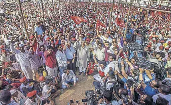  ?? PRATIK CHORGE/HT PHOTO ?? Farmers celebrate their victory in the presence of leaders including CPI(M) leader Sitaram Yechury at Azad maidan in Mumbai on Monday.