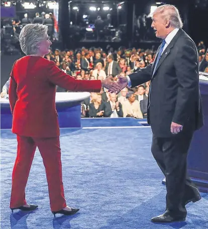  ?? (AP) ?? Antes y después de cruzar acusacione­s, Hillary y Trump se dieron la mano y sonrieron. Saludo protocolar.