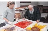  ??  ?? Kalina Strzalkows­ki und Künstler Hermann Nitsch