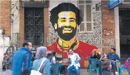  ?? AFP ?? Mo Salah ist überall: ob in Kairo oder Liverpool, der Ägypter wird für seine Tore verehrt.