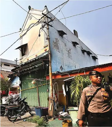  ?? AHMAD KHUSAINI/JAWA POS ?? AKSES KELUAR MINIM: Kamar kos di Kebalen Kulon yang terbakar pada Selasa (29/5) memiliki jendela berukuran mini. Satu-satunya jendela terbesar yang berukuran 35 x 60 sentimeter digunakan para korban untuk menyelamat­kan diri.