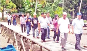  ??  ?? RAZAK bersama rombongan meninjau keadaan jeti nelayan di Kg Tanjung Kapur.