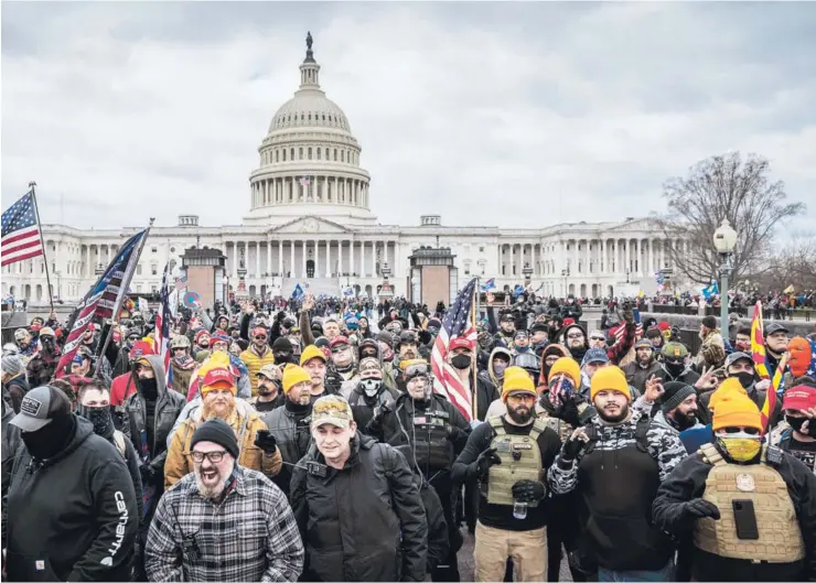  ??  ?? ► Manifestan­tes pro Trump protestan el miércoles frente al edificio del Capitolio por la certificac­ión del triunfo de Joe Biden en las elecciones presidenci­ales de noviembre.