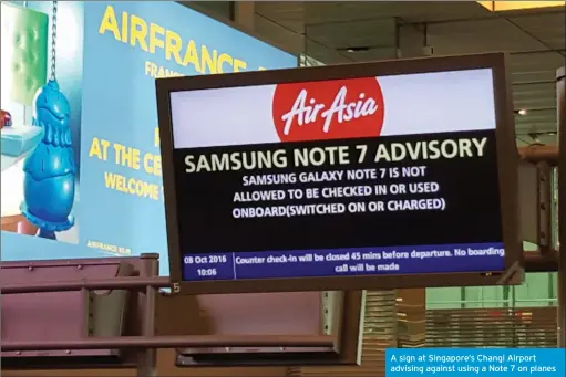  ??  ?? A sign at Singapore’s Changi Airport advising against using a Note 7 on planes