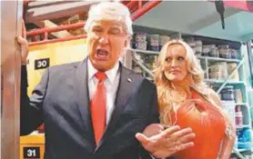  ?? Reprodução / TwiTTer ?? ‘Trump’ (Alec Baldwin) e Stormy antes da gravação do programa