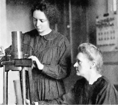  ??  ?? ► Irène Joliot-Curie (de pie) junto a su madre Marie Curie, en 1925. Ambas ganaron un Premio Nobel.