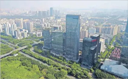  ??  ?? Tricky game: Tencent, headquarte­red in the tallest skyskraper in Shenzhen city, south China, is struggling in current market conditions. Photo: Zhu min