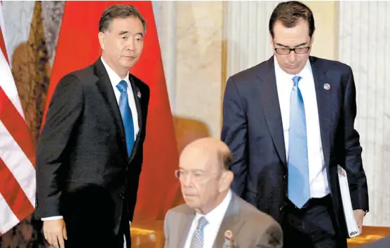  ?? YURI GRIPAS/REUTERS ?? Wang Yang , Steven Mnuchin y Wilbur Ross en las reuniones.