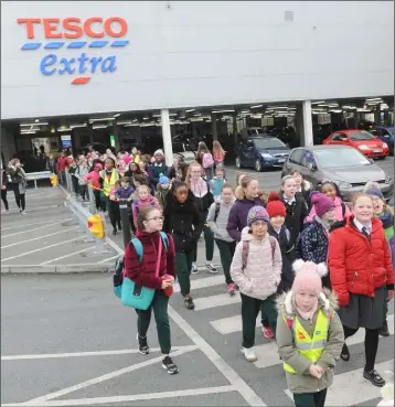  ??  ?? A group of pupils of St. Malachy’s Girls’ National School who were on the Walking Bus from Tesco extra to the School on Anne Street.