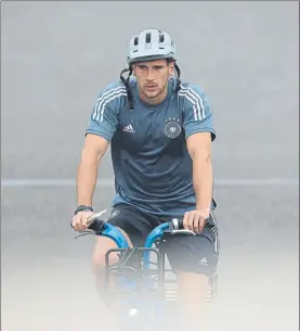  ?? FOTO: GETTY ?? Leon Goretzka, en bicicleta en la concentrac­ión de Alemania en la Eurocopa