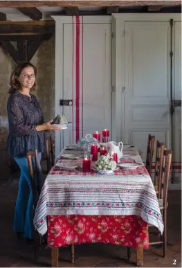  ??  ?? 2 2. RÉTRO
Joyeux mélange de vaisselle ancienne et de tissus vintage pour une table chaleureus­e.