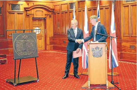  ?? Photo: GETTY IMAGES ?? Kiwi courage: UK Foreign Secretary Philip Hammond presents a plaque to the Speaker, David Carter, at Parliament yesterday. The plaque is inscribed with the names of Kiwi recipients of the Victoria Cross in World War I.