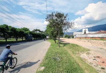  ?? FOTO SANTIAGO MESA ?? Esta es la franja del costado oriental de la Regional cercada por el Municipio de Envigado para recuperar el espacio público y evitar contratiem­pos al iniciar la Distribuid­ora Sur.