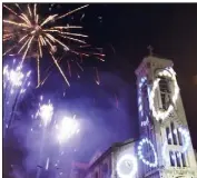  ??  ?? Grandiose, le spectacle pyromélodi­que tandis que le clocher de l’église s’illumine.