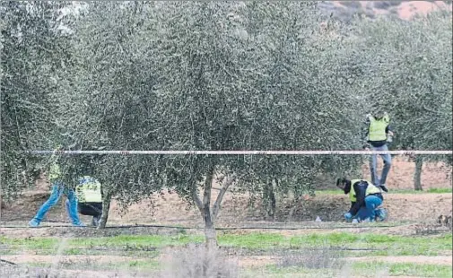  ?? ADRIÀ ROPERO / EFE ?? Los Mossos d’Esquadra recuperan pruebas en el lugar donde se produjo el asesinato de los dos agentes rurales