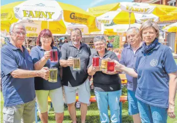  ?? FOTO: ANDY HEINRICH ?? Mitglieder der Vorstandsc­haft und Helfer des Kameradsch­aftsverein­s Eriskirch-Mariabrunn freuen sich über ein gut besuchtes und stimmungsv­olles Mostfest (von links): Wolfgang Böse, Margarite Hanke, Sepp Schiele Senior, Annick Schwarz, Ernst Hanke und...