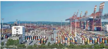  ?? FOTO: IMAGO/CHRIS EMIL JANSSEN ?? Das Container Terminal des Hamburger Hafens: Das Münchner Ifo-Institut rechnet in seiner neusten Prognose mit mehr konjunktur­eller Belebung in der zweiten Jahreshälf­te.