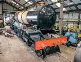  ?? COUNTY PROJECT ?? Hawksworth County 4-6-0 No. 1014 County of Glamorgan carrying its boiler in the Didcot workshop on October 2.