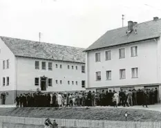  ??  ?? Der Tag der Einweihung am 7. Mai 1961: Die Dorfgemein­de Todtenweis versammelt sich vor Schulhaus und Lehrerwohn­haus. Die Eingänge sind festlich geschmückt.