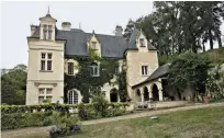  ??  ?? FUGA IN CAMPAGNA Château de Sonnay La gita fuori porta a quello che nella serie è lo Château de Lalisse, in realtà è stata girata in un altro castello, lo Château de Sonnay, nel parco naturale Loire-Anjou-Touraine, che si trova a circa tre ore di macchina a sud di Parigi.