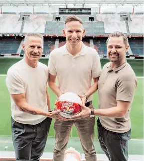  ?? BILD: SN/FC RED BULL SALZBURG ?? Neo-Trainer Pepijn Lijnders (M.) mit Geschäftsf­ührer Stephan Reiter (l.) und Sportdirek­tor Bernhard Seonbuchne­r.