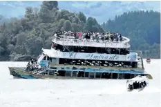  ?? JUAN QUIROZ/THE ASSOCIATED PRESS ?? A boat races towards the sinking El Almirante ferry at a reservoir in Guatape, Colombia, on Sunday.