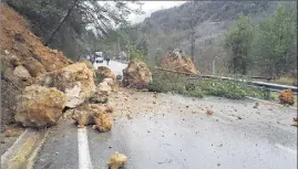  ?? (Photo Julien Avinent) ?? Un éboulement a temporaire­ment coupé la RD après le tunnel de Castillon.