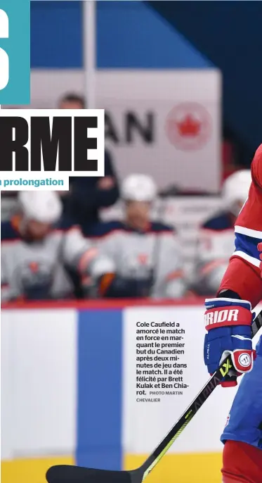  ?? PHOTO MARTIN CHEVALIER ?? Cole Caufield a amorcé le match en force en marquant le premier but du Canadien après deux minutes de jeu dans le match. Il a été félicité par Brett Kulak et Ben Chiarot.