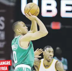  ??  ?? SANGRE FRÍA Avery Bradley, de los Celtics, se colocó la capa de héroe al atinar el triple de la victoria en el último segundo ante los Cavaliers en el tercer juego de la Final del Este.