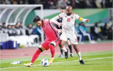  ?? Associated Press ?? ↑
South Korea’s Lee Yong (left) fights for the ball with UAE’S Ismaeil Matar during the final round of their Group A qualifying match for the FIFA World Cup Qatar 2022 in Goyang on Thursday.