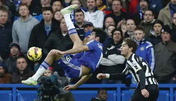  ?? ALASTAIR GRANT/THE ASSOCIATED PRESS ?? SWING AND A MISS Chelsea’s Diego Costa attempts a tricky overhead kick in Saturday’s 2-0 victory over Newcastle, on goals by Costa and Oscar.