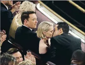  ?? MIKE BLAKE / REUTERS ?? El Dolby Theatre El beso. Rami Malek besa a Lucy Boynton tras recibir el Oscar al mejor actor por Bohemian rhapsody