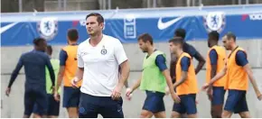  ?? CHELSEA FC ?? DISIPLIN: Frank Lampard memberlaku­kan aturan denda yang tegas bagi para pemain Chelsea. Baik dalam sesi latihan, menjelang pertanding­an, maupun agenda tim lainnya.