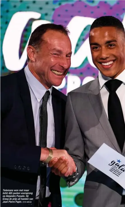  ?? FOTO BELGA ?? Tielemans won met maar liefst 485 punten voorsprong op Alejandro Pozuelo. Hij kreeg de prijs uit handen van Jean-Pierre Papin.