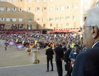  ??  ?? Il presidente della Repubblica Sergio Mattarella davanti agli alfieri delle Contrade in piazza del Campo