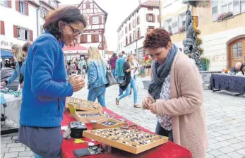  ?? FOTO: UNO ?? Sabine Brandt aus Mochenwang­en (links) präsentier­t erneut Silberschm­uck auf dem Kunstmarkt.