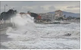  ?? (Photo Laurent Martinat) ?? Les plages de Bona (ici en configurat­ion de tempête décennale), du Ceinturon et les cabanes du Gapeau, sont les plus impactés par l’érosion due aux tempêtes d’hiver et au courant marin.