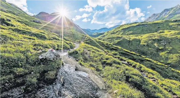  ?? FOTO: SCHWEIZ TOURISMUS ?? Inmitten der Natur kann man in der Schweiz dem hektischen Alltag entfliehen. Auf der Messe können sich Besucher umfangreic­h zum Reiseland informiere­n.