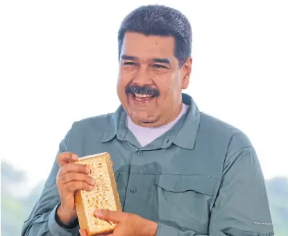  ?? Reuters ?? Maduro, con un lingote de oro durante un encuentro con el sector minero