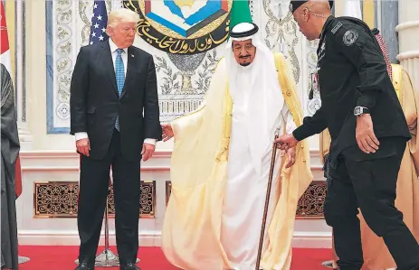  ?? FOTO: AP ?? Trump ante la nación que alberga el sitio más sagrado del islam, con el rey saudita y líderes del Consejo de Cooperació­n del Golfo.