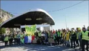  ??  ?? Quelque  « gilets jaunes » se sont mobilisés, hier à Menton.