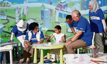  ??  ?? Watching attentivel­y: Najib and Rosmah observing one of the activities during the launch of Expo Negaraku 2017 at Dataran Merdeka. — Bernama